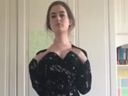 白人嫩妹房間脫衣自拍